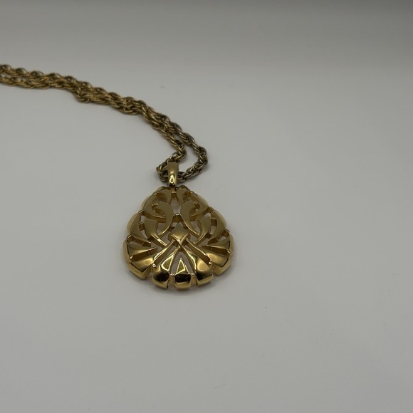Vintage Trifari Goldtone Double Strand Necklace Large Scroll Pendant Teardrop - Picture 12 of 13